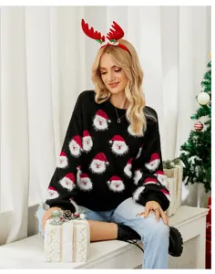 Vista detallada de un suéter navideño negro festivo con motivos esponjosos de Papá Noel.