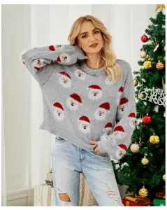 Primer plano detallado de jersey navideño gris de mujer con bonito patrón de papá noel.