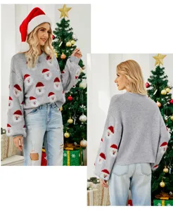 Vista detallada del jersey de Navidad gris para mujer con bonitos estampados de Papá Noel.