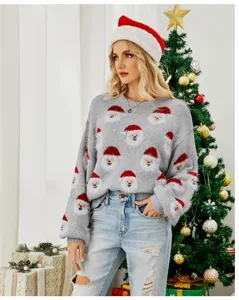 Detalle jersey de punto con estampado de Papá Noel, cuello redondo manga larga.