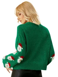 Suéter navideño verde de mujer con bonitos detalles de mangas de Papá Noel en invierno.