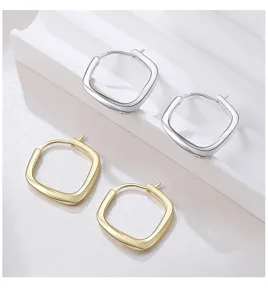 Boucles d'oreilles géométriques carrées minimalistes élégantes en argent sterling et or.