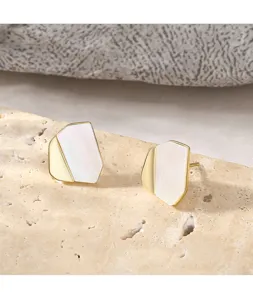 Gros plan détaillé de boucles d'oreilles asymétriques en nacre blanche et bord dorés.