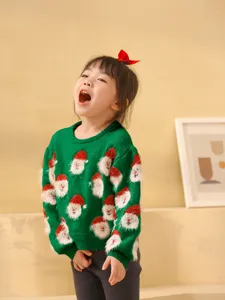 Pull-over de noel vert pour enfants avec motif de pere noel duveteux, belle photo principale.