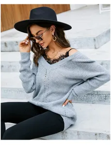 Detailansicht eines sexy V-Ausschnitt Strickpullovers mit Spitzeneinsatz im Lagenlook.