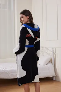 Thickened fleece hooded loungewear robe with contrasting color block and belt for cozy indoor wear.
