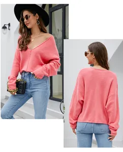 Gedetailleerd overzicht van de roze oversized gebreide trui met vleermuismouwen.