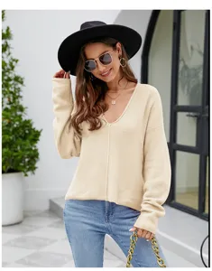 Gedetailleerd overzicht van de casual dames V-hals trui in zacht beige, comfortabele pasvorm.