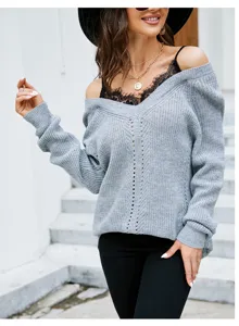 Grauer Strickpullover mit Schulterfrei und schwarzer Spitze, legerer V-Ausschnitt Damenoberteil.