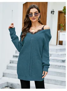 Detailansicht des V-Ausschnitt Spitzen Spleißen Pullovers mit lässigem Strickdesign für Damen.