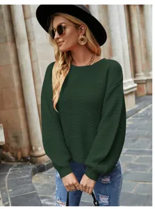 Vista detallada de un jersey de punto holgado verde oscuro para mujer, estilo otoñal.
