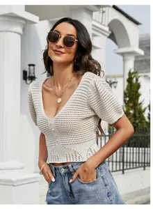 Top en tricot ajouré beige à col V et manches bouffantes, t-shirt d'été respirant.