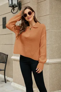 Detailopname van een gezellige gebreide polotrui in camel, met relaxte pasvorm en lange mouwen.