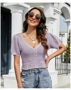 Vue détaillée du haut en tricot ajouré violet montrant la texture fine du crochet.