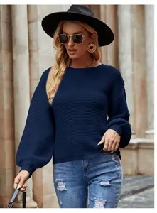 Vista detallada de un jersey de punto azul holgado y cómodo usado por una modelo.