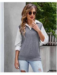 Vista detallada de chaleco de punto gris superpuesto con camisa blanca de mujer.