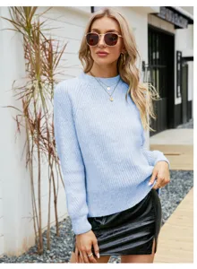 Primo piano del maglione in maglia tinta unita casual a maniche lunghe per autunno.