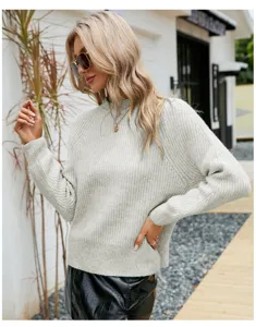 Vista dettagliata del maglione lavorato a maglia casual da donna con scollo rotondo e maniche lunghe.