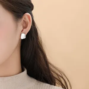 Boucles d'oreilles clous nacrées blanches irrégulières minimalistes, bijoux en argent.