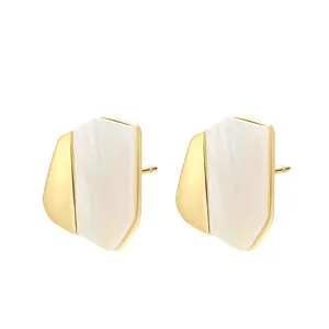 Boucles d'oreilles clous en argent sterling et nacre blanche, design géométrique.