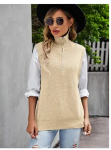 Vista detallada del chaleco de punto para mujer con cuello alto y cremallera muy elegante.