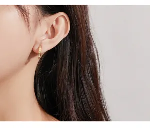 Créoles bambou en argent sterling 925 avec texture brossée délicate et pierres scintillantes.