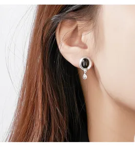 Elegantes pendientes de botón de plata de ley 925 con ágata negra y delicado colgante.
