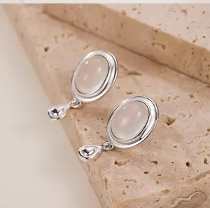 Pendientes ovalados de plata esterlina con piedra lechosa y dije colgante de lágrima.