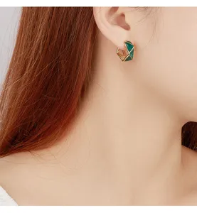 Pendientes de aro geométricos esmaltados verdes, detalle de joyería retro francesa.