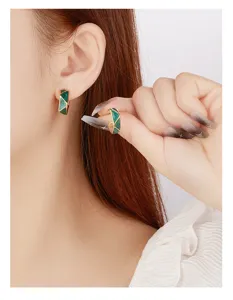 Exquisitos pendientes de plata esterlina con esmalte verde, diseño de estilo retro francés.