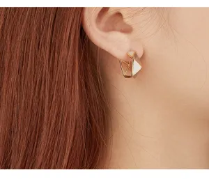 Elegantes pendientes geométricos en C irregular con incrustación de esmalte blanco y vintage.