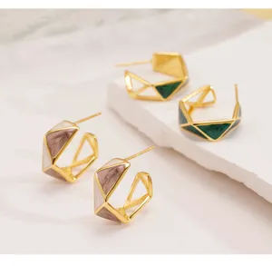 Primer plano detallado de pendientes de plata 925 en forma de C irregular con esmalte de color.