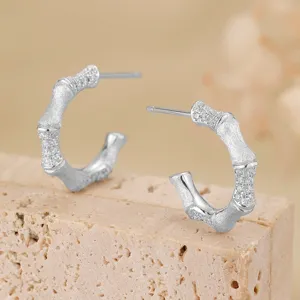 Élégantes boucles d'oreilles créoles en argent 925 avec texture brossée et pierres.