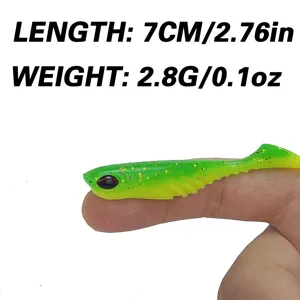 Dettaglio esca da pesca morbida, lunghezza 7cm, colore verde vivace con macchie per la pesca.