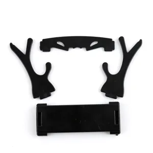 Vue détaillée des composants de support en plastique noir pour épées et objets artisanaux.
