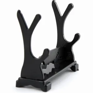 Vue détaillée du support de présentation en plastique noir, présentoir multi-niveaux.