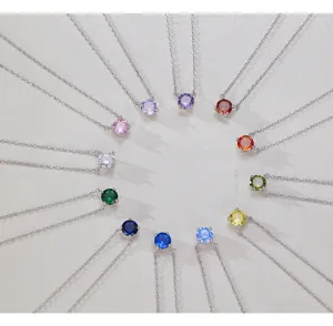 Vue détail de colliers de naissance colorés en argent sterling S925 avec pierres zircone scintillantes.