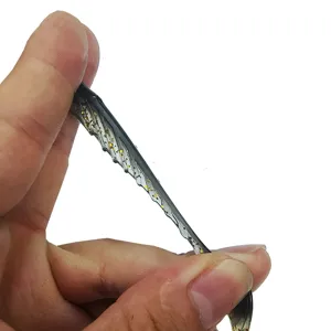 Esche da pesca morbide con glitter dorati, design strutturato, ideali per persico e spigola.