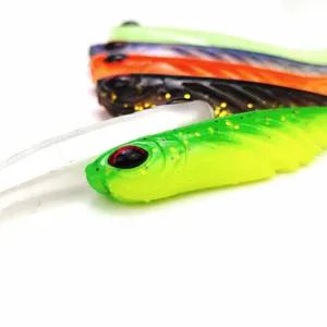 Primo piano di esca morbida da pesca con occhi realistici e corpo a strisce per persico.