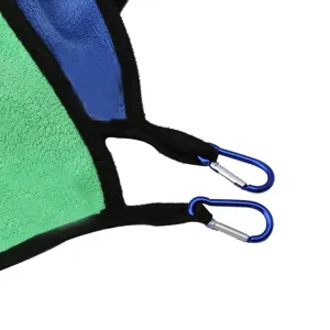 Vista dettagliata dell'asciugamano in microfibra con bordo nero e moschettoni blu.