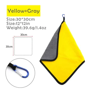 Dettaglio del panno per pulizia in microfibra, tessuto giallo grigio con moschettone.