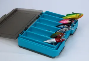 Primo piano dettagliato della scatola da pesca bifacciale con scomparti e esche.