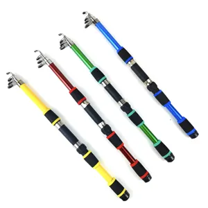Primer plano detallado de cañas de pescar telescópicas de colores amarillo, rojo, verde y azul.