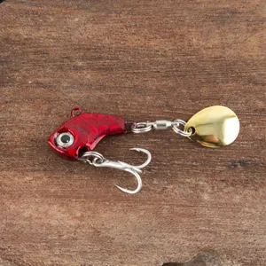Metall VIB Angelköder mit rotem Fischkörper, Drillingshaken und goldenem Spinnerblatt für See.