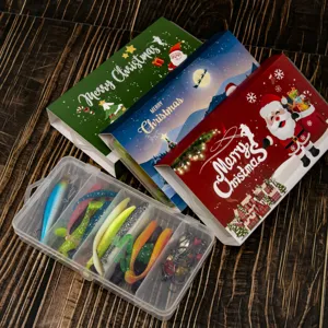 Weihnachts Angelköder Set mit transparenter Box und festlichen Geschenkverpackungen.
