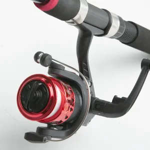 Detalle de carrete de pesca de spinning y mango, bobina de metal rojo equipo de pesca.