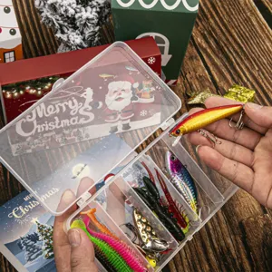 Dettaglio del set di esche da pesca di Natale, con vari artificiali rigidi e morbidi in scatola.