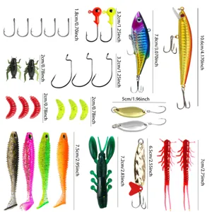 Kit di esche da pesca con ami, esche morbide, cucchiaini e crankbait di varie misure.