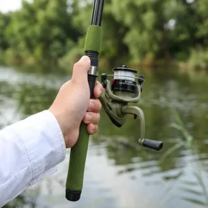 Gedetailleerd overzicht van de vishengel handgreep en molen buiten bij het water.