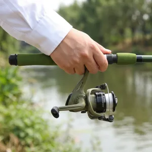 Detailopname van militaire groene spinvishengst en reel, comfortabele schuimrubberen greep.